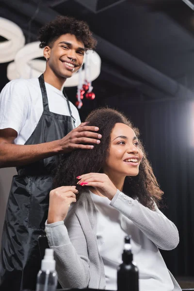 Vista Ángulo Bajo Sonriente Mujer Afroamericana Sentada Cerca Peluquería Borrosa — Foto de Stock