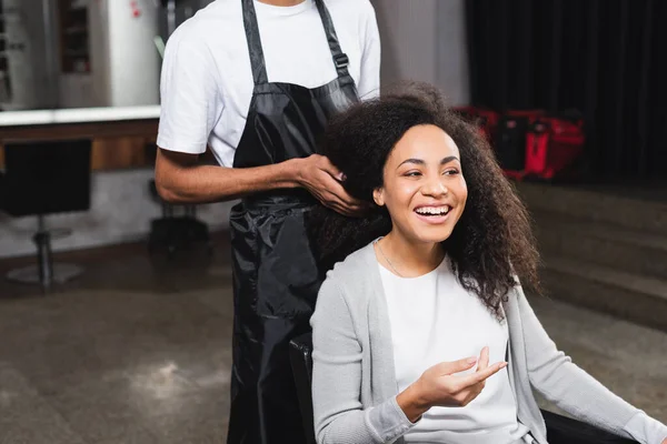 Vrolijke Afrikaanse Amerikaanse Klant Zit Buurt Van Kapper Schort — Stockfoto