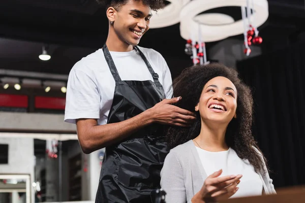 Cabeleireiro Americano Africano Jovem Tocando Cabelo Mulher Salão — Fotografia de Stock