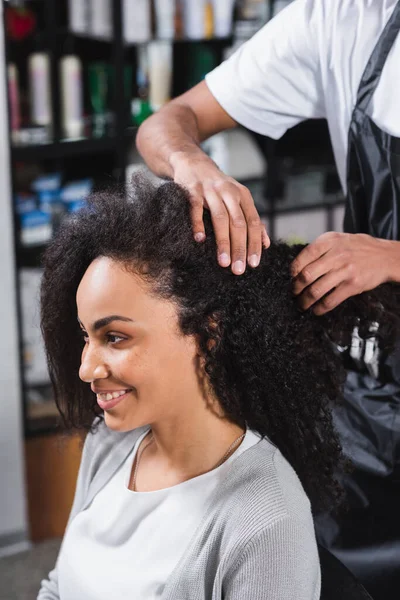 Fröhliche Afrikanisch Amerikanische Frau Sitzt Neben Friseur Salon — Stockfoto