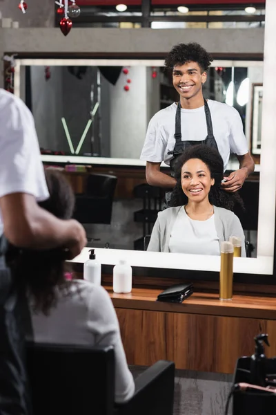 Cliente Americano Africano Alegre Cabeleireiro Olhando Para Espelho Salão — Fotografia de Stock