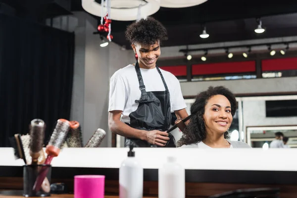 Senyum African American Hairdresser Holding Hair Iron Client — Stok Foto