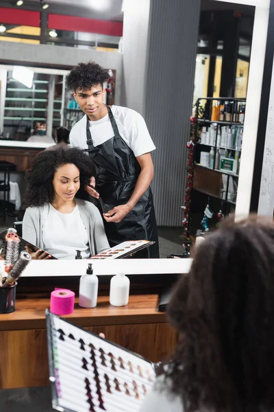 Mujer Afroamericana Sosteniendo Muestras Color Pelo Cerca Del Estilista — Foto de Stock