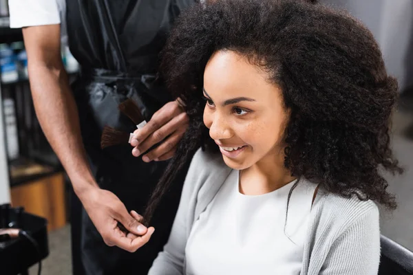 Весела Афроамериканська Жінка Сидить Біля Перукаря Кольоровими Зразками Волосся — стокове фото