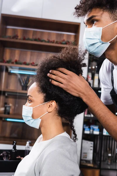 Peluquero Afroamericano Máscara Médica Tocando Cabello Mujer —  Fotos de Stock