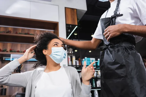 African American Woman Protective Mask Pointing Hairstylist — Stock Photo, Image