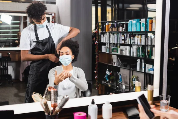 African American Woman Medical Mask Using Smartphone Hairstylist Salon — Stock Photo, Image