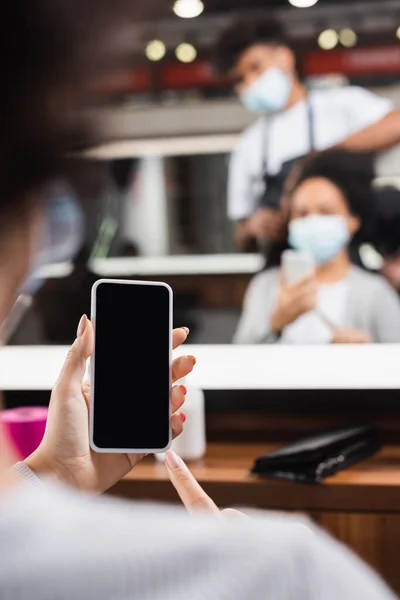 Smartphone Met Blanco Scherm Hand Van Afrikaanse Amerikaanse Klant Buurt — Stockfoto