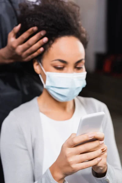 Smartphone Handen Van Wazig Afrikaans Amerikaanse Klant Met Medisch Masker — Stockfoto