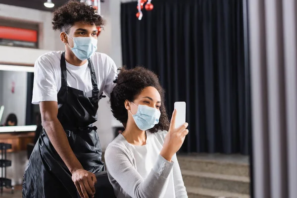 Afrikaans Amerikaanse Vrouw Medisch Masker Houden Smartphone Buurt Kapper Salon — Stockfoto