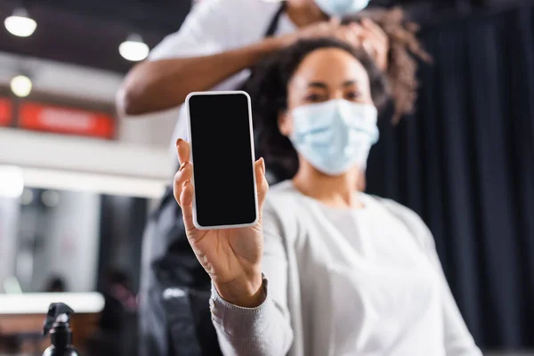 Smartphone Hand Van Afrikaanse Amerikaanse Vrouw Medisch Masker Buurt Haarstylist — Stockfoto