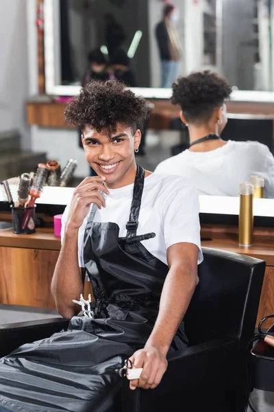 Peluquería Afroamericana Con Peine Tijeras Primer Plano Borroso Sonriendo —  Fotos de Stock