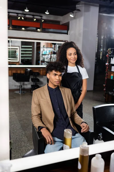 African American Hairdresser Looking Mirror Young Client — Stock Photo, Image