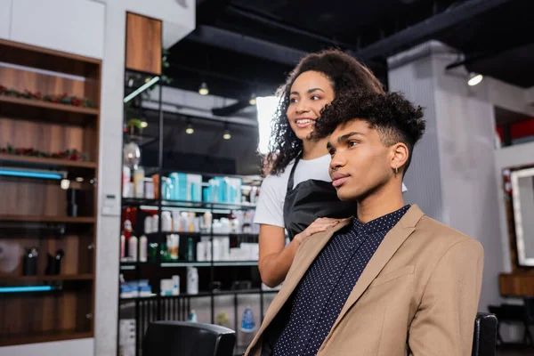 Positiv Afrikansk Amerikansk Frisör Suddig Bakgrund Står Nära Ung Man — Stockfoto