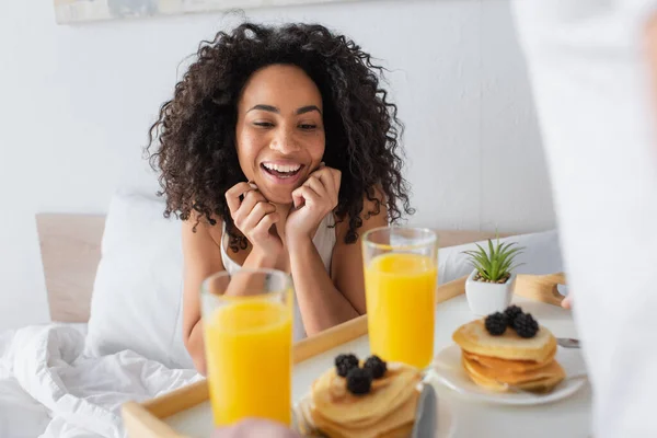 Mann Hält Tablett Mit Frühstück Der Nähe Glücklicher Afrikanisch Amerikanischer — Stockfoto