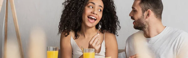 Uomo Barbuto Guardando Fidanzata Afro Americana Mangiare Mora Striscione — Foto Stock