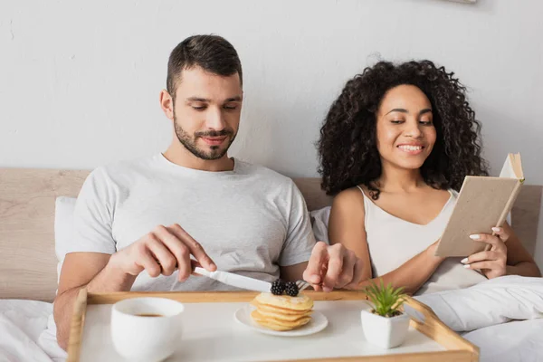 Libro Lectura Afroamericano Feliz Mientras Que Novio Desayuna Cama — Foto de Stock