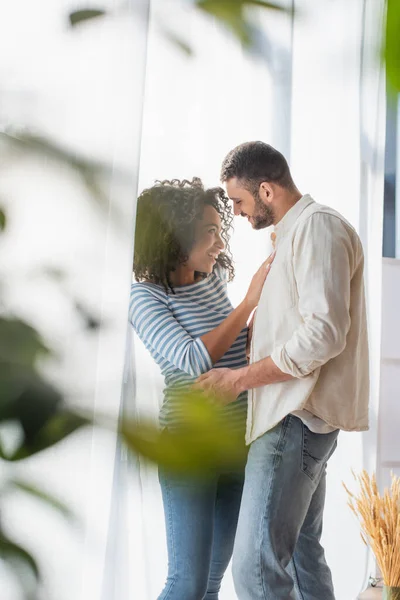 Feliz Pareja Multiétnica Abrazo Cerca Planta Primer Plano Borrosa — Foto de Stock