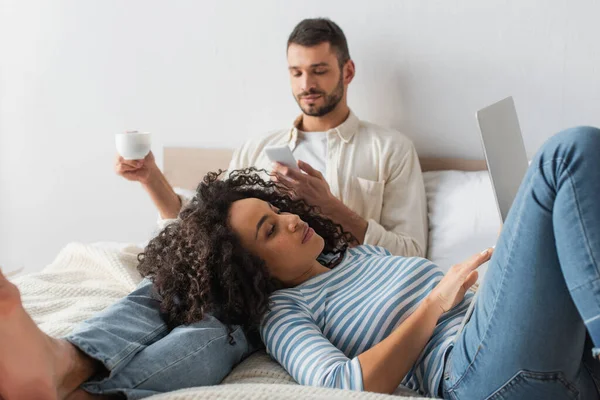 Mujer Afroamericana Acostada Cama Uso Ordenador Portátil Cerca Novio Con — Foto de Stock