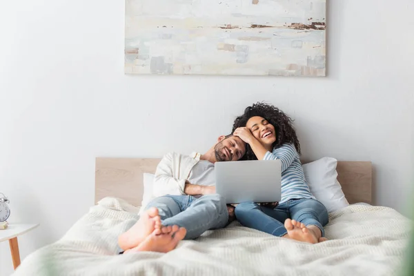 Pareja Interracial Sonriendo Relajándose Cama Mientras Película Ordenador Portátil — Foto de Stock