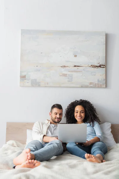 Happy Interracial Couple Chilling Bed Watching Comedy Movie Laptop — Stockfoto