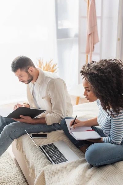 African American Woman Writing Notebook Looking Laptop Bearded Boyfriend Holding — Stockfoto