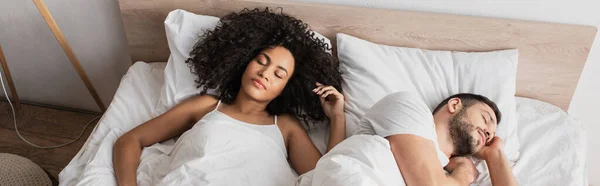 Hög Vinkel Syn Interracial Par Sova Sängen Hemma Banner — Stockfoto