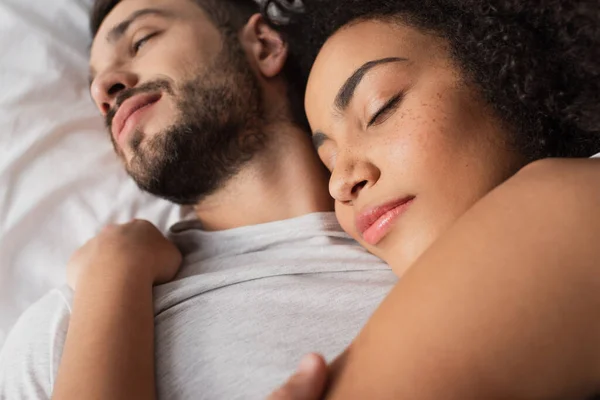 Close Encaracolado Afro Americano Mulher Abraçando Homem Barbudo Deitado Quarto — Fotografia de Stock