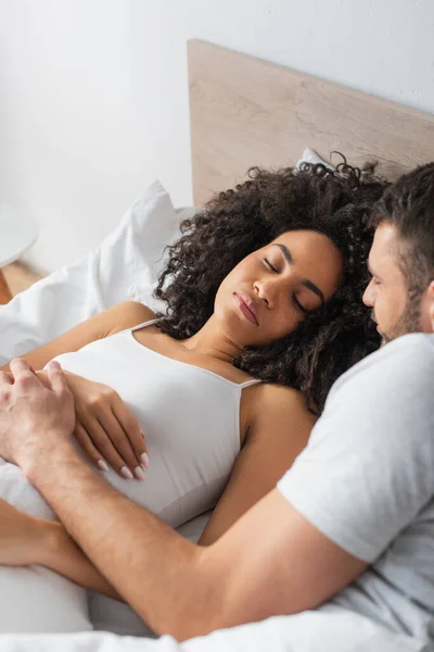 Homem Barbudo Borrado Olhando Para Namorada Americana Africana Dormindo Cama — Fotografia de Stock