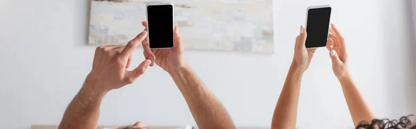 Vista Cortada Casal Multiétnico Usando Smartphones Com Tela Branco Quarto — Fotografia de Stock