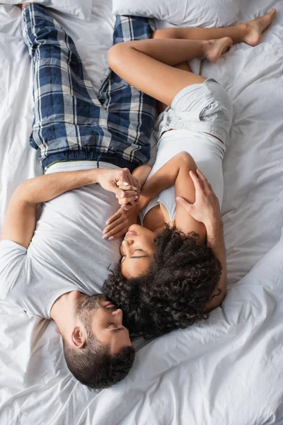 Top View Multiethnic Couple Hugging Lying Bed — Stock Photo, Image
