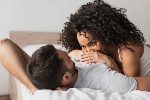 Casal Interracial Deitado Juntos Cama Casa — Fotografia de Stock