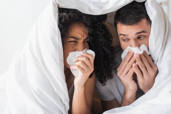 Interracial Sick Couple Blanket Sneezing Napkins — Stock Photo, Image