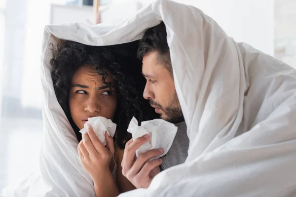 Interracial Sick Couple Blanket Holding Napkins — Stock fotografie