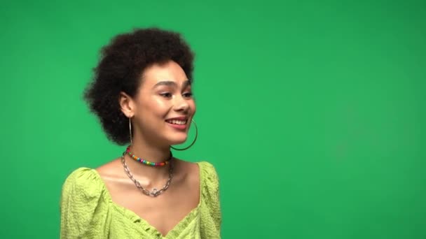 Rire Femme Afro Américaine Pointant Doigt Isolé Sur Vert — Video