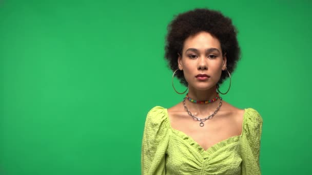 Afričanky Americká Žena Ukazuje Stop Gesto Izolované Zelené — Stock video