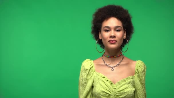 Aufgeregte Afroamerikanerin Zeigt Yah Geste Isoliert Auf Grün Stockvideo