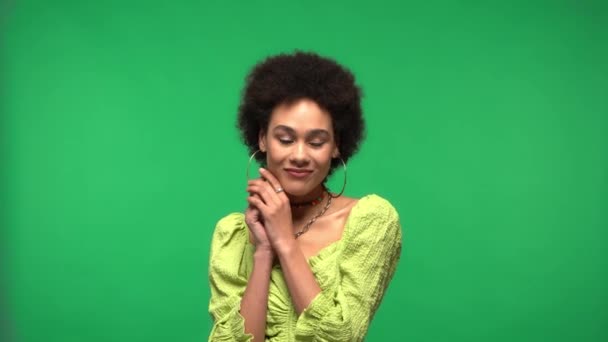 Sorridente Donna Afro Americana Guardando Fotocamera Isolata Sul Verde — Video Stock