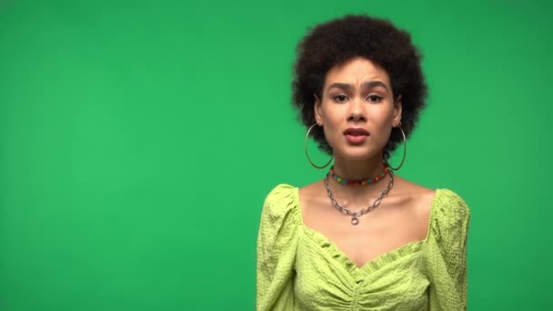 Afroamerikanerin Zeigt Bitte Geste Isoliert Auf Grün lizenzfreies Stockvideo