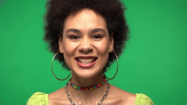 Felice Donna Afro Americana Che Parla Alla Telecamera Isolata Sul — Video Stock