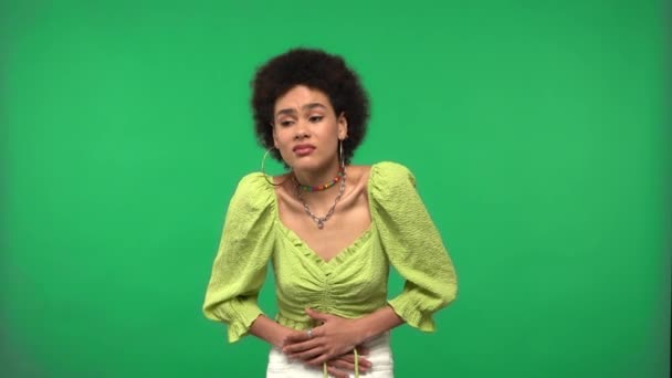 Femme Afro Américaine Souffrant Maux Estomac Isolé Sur Vert — Video