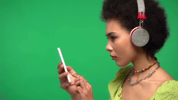 Femme Afro Américaine Avec Écouteurs Téléphone Portable Chantant Isolé Sur — Video