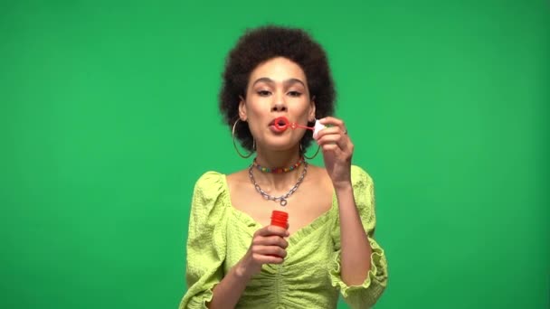 Улыбающаяся Африканская Американка Пускающая Мыльные Пузыри Изолированные Зеленом — стоковое видео