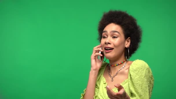 Sonriente Mujer Afroamericana Hablando Por Celular Aislado Verde — Vídeos de Stock