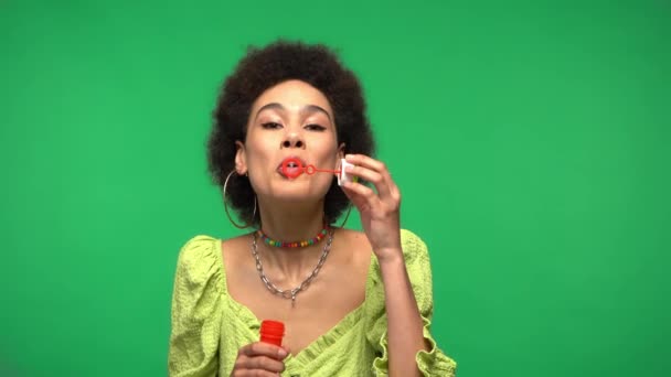 Curly African American Woman Blowing Sabun Bubbles Isolated Green — Stok Video