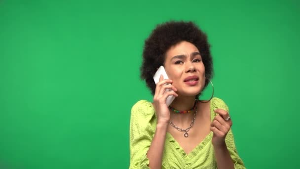 Triste Femme Afro Américaine Parlant Sur Smartphone Isolé Sur Vert — Video