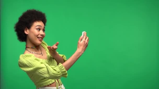 Femeie Afro Americană Apelat Video Smartphone Izolat Verde Clip video