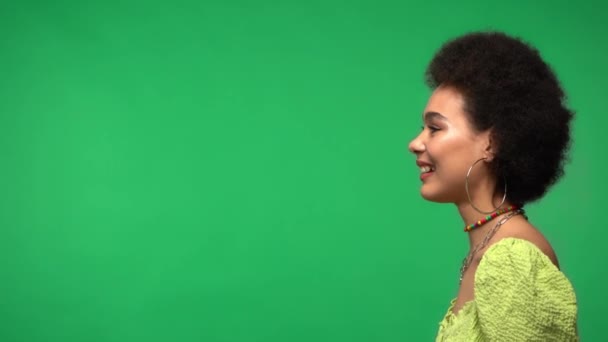 Vue Latérale Une Femme Afro Américaine Souriante Isolée Sur Vert — Video