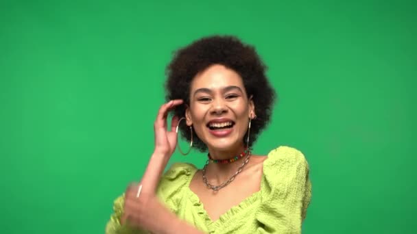 Lachen Afrikaanse Amerikaanse Vrouw Kijken Naar Camera Geïsoleerd Groen — Stockvideo