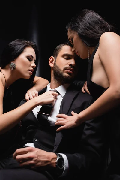 Sensual Mujeres Desnudando Hombre Negocios Traje Negro —  Fotos de Stock